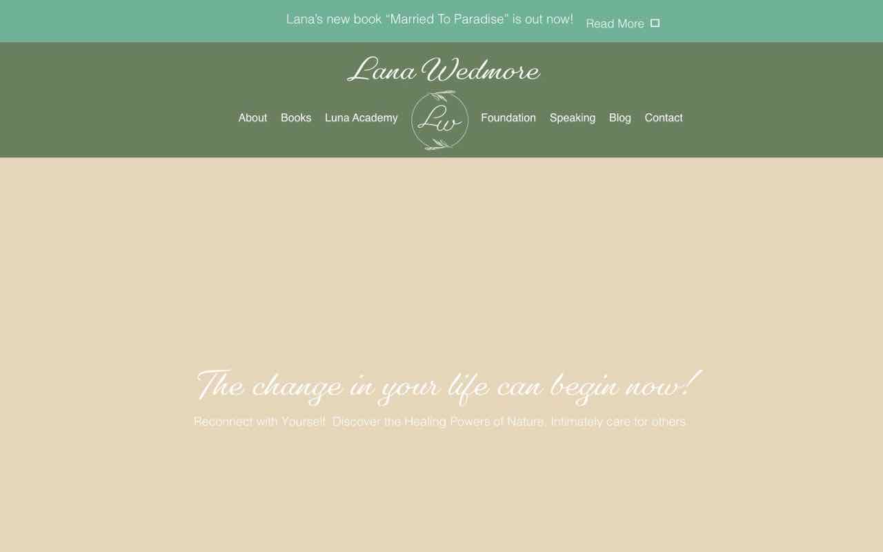 Inicio anterior de Lana Wedmore: barra verde, logo en cursiva y titular sobre fondo beige