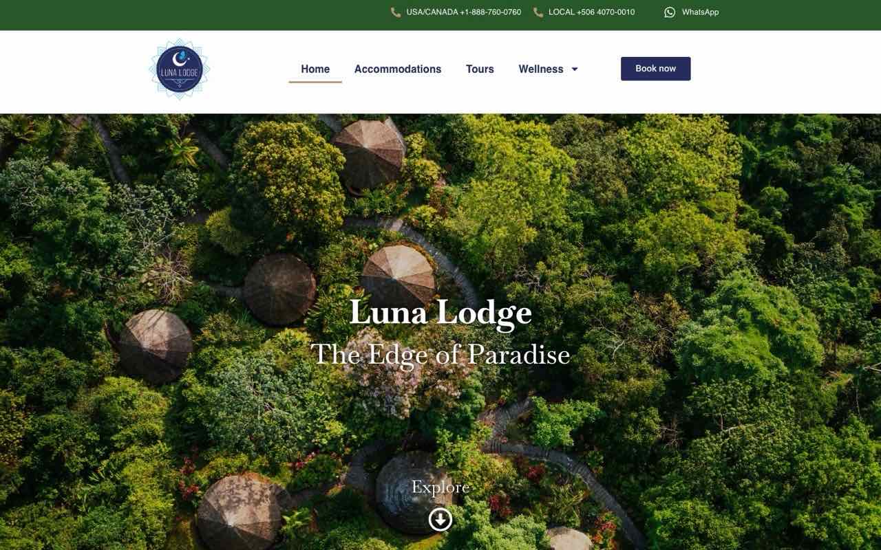 Inicio actual de Luna Lodge: vista aérea de la selva con las cabinas, titular The Edge of Paradise
